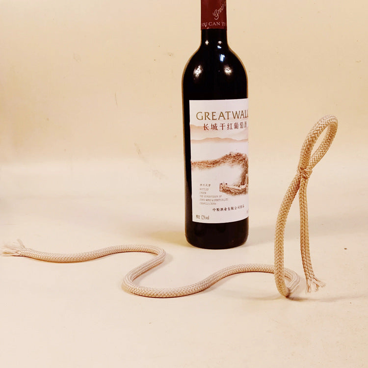 Botella de vino con cuerda suspendida