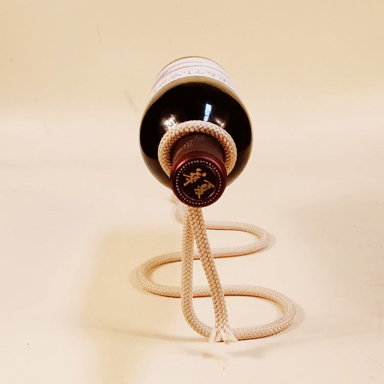 Botella de vino con cuerda suspendida